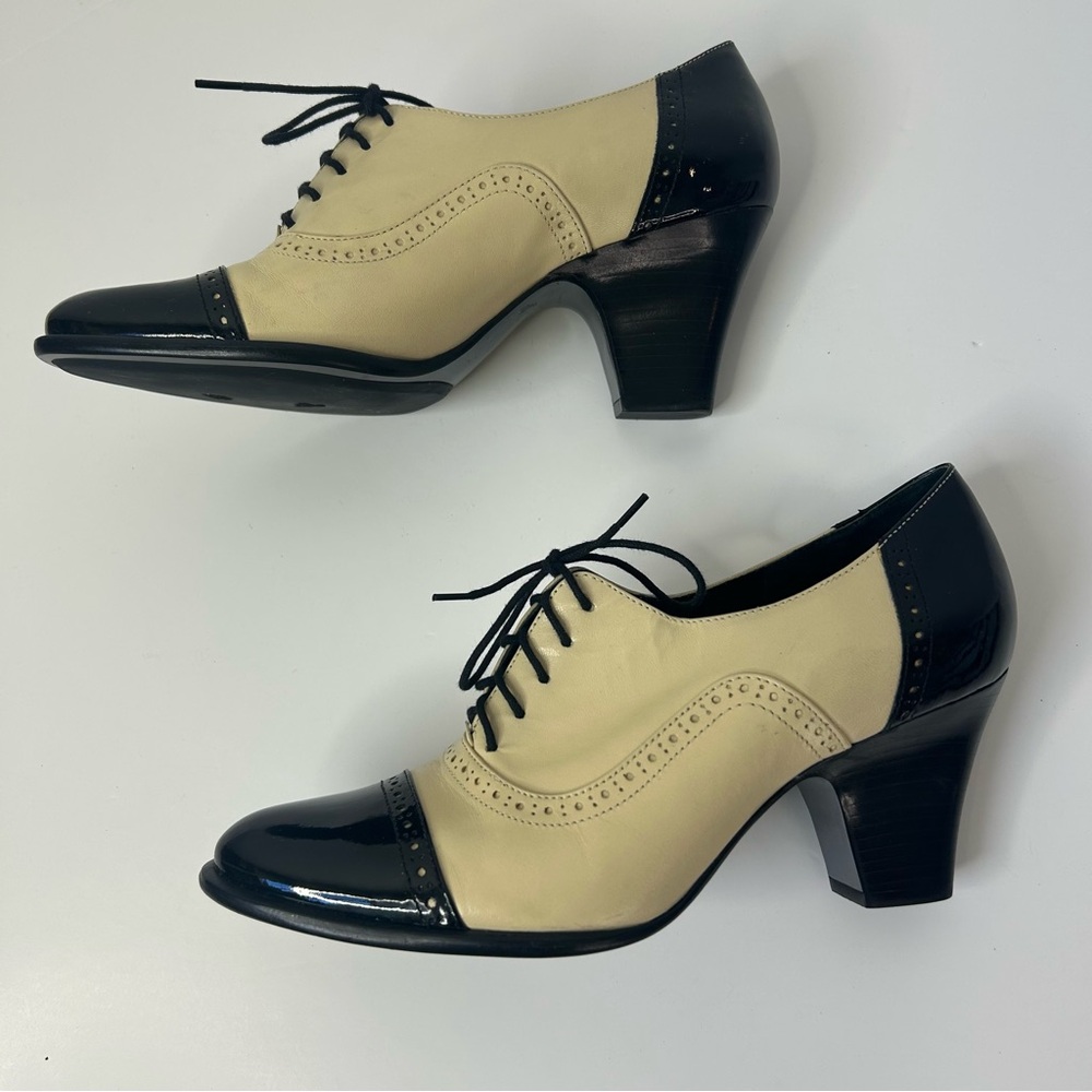 Elegant Via Spiga Black and Cream Women's Oxford Shoes